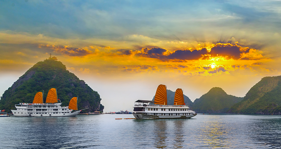 Sunset-over-in-Ha-Long-Bay-with-Man-Nguyen-Private-Vietnam-Tour-Packages